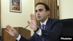 Երևանի քաղաքապետ Տիգրան Ավինյանը վարում է ավագանու նիստը, արխիվ