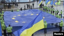 Украина- опозициски активисти го држат знамето на Европската унија со повик да се интегрира земјата во ЕУ. 