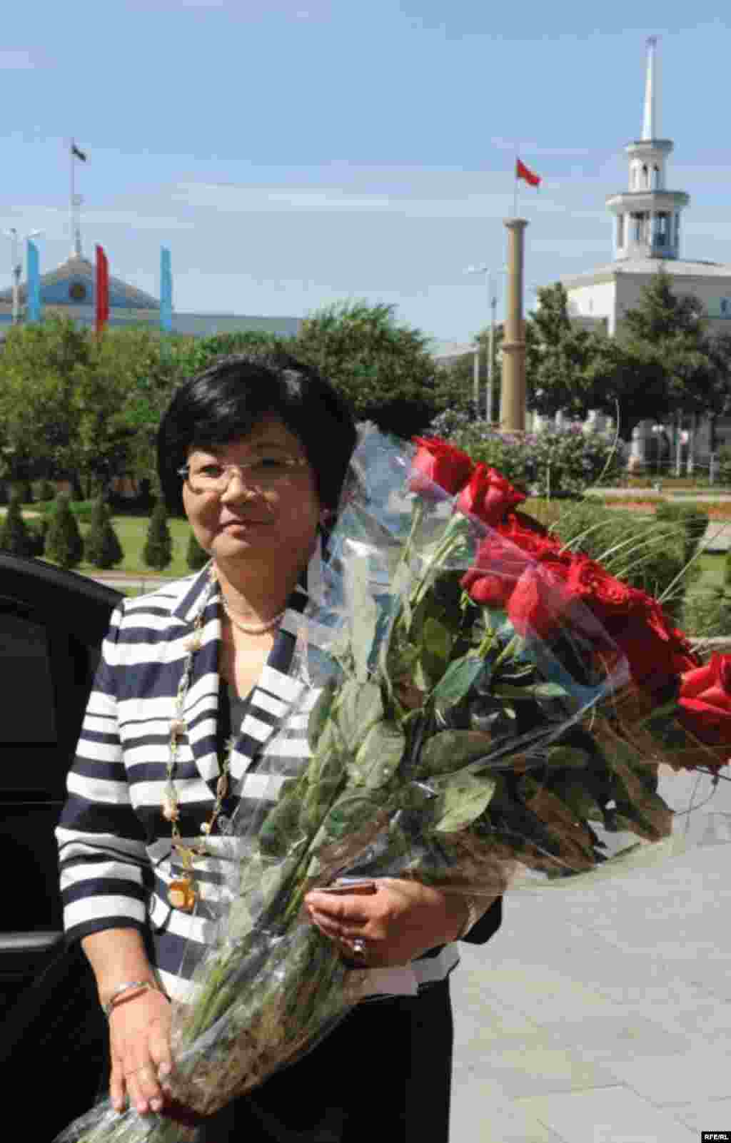 Кыргызстандын президенти Роза Отунбаева ант берүү аземинен кийин.