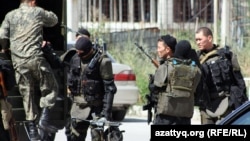 Бойцы спецназа после антитеррористической операции в Алматы. 30 июля 2012 года.