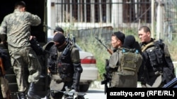 Полициямен белгісіз топ арасындағы қақтығыс кезіндегі арнайы полиция жасағы. Алматы, 30 шілде 2012 жыл.