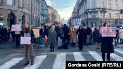 Okupljeni studenti i građani zastali su na 15 minuta kako bi odali poštu stradalima. Beograd, 27. decembar 2024.