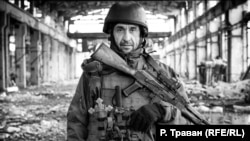 Фото українського воїна Сергія на руїнах промислової зони поблизу Авдіївки було зроблене за місяць до його загибелі 25 квітня 2017 року від мінометного обстрілу 