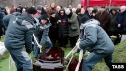 Похороны на одном из московских кладбищ, архивное фото 