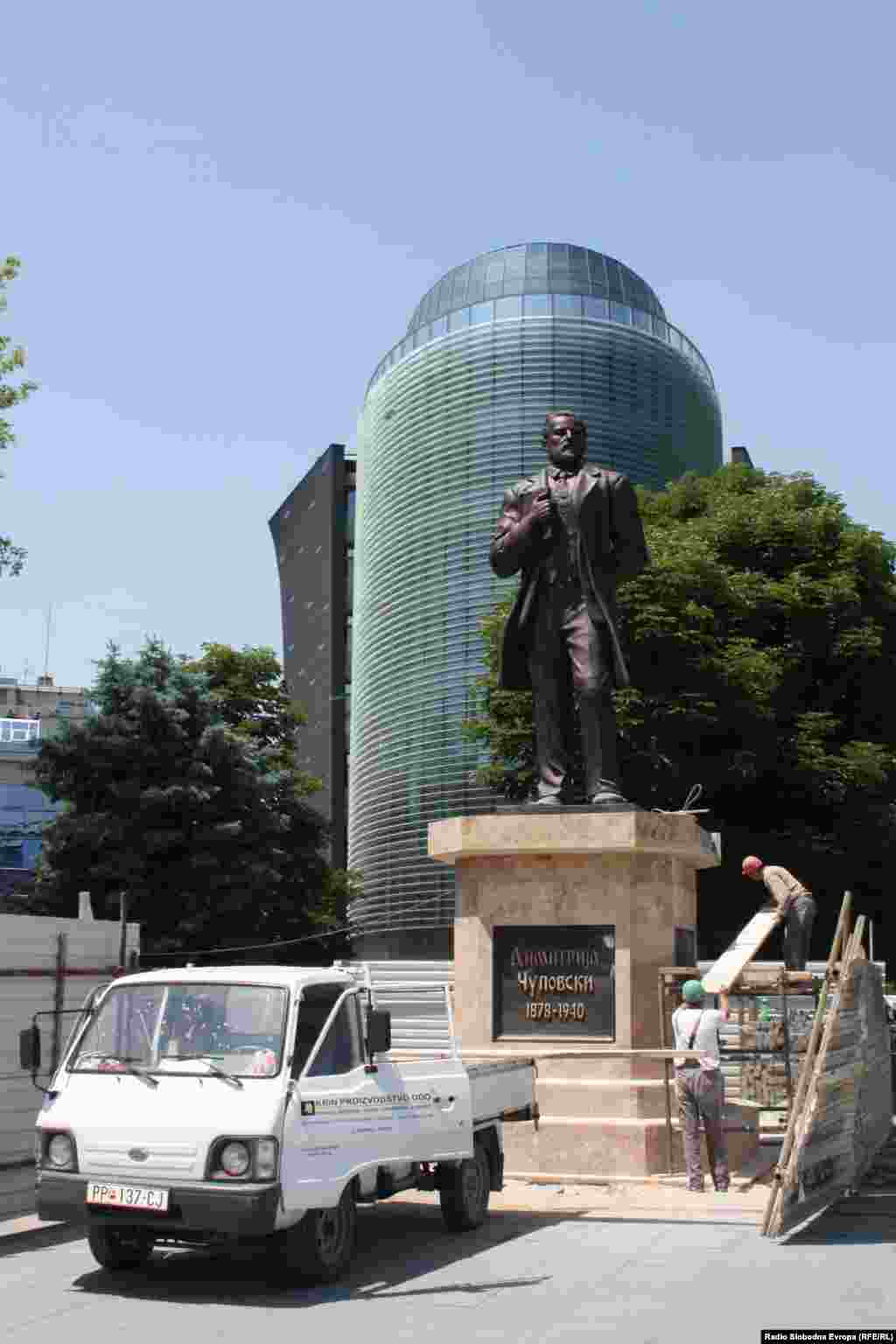 Za provedbu projekta pod nazivom ¨Skopje 2014.¨ zaduženi su Ministarstvo kulture Makedonije i grad Skopje. Planira se izgradnja i obnova 30 zgrada u samom centru grada, brojni spomenici – uključujući i statuu Aleksandra Velikog.