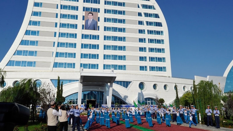 Awaza daşary ýurtly myhmanlar gelip başlady, ýerli ilat üçin gatnaw çäklendirildi