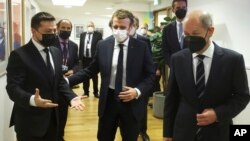 Украина президенті Владимир Зеленский (сол жақта), Франция басшысы Эммануэль Макрон (ортада), Германии канцлері Олаф Шольц Брюссельдегі саммит кезінде. 15 желтоқсан 2021 жыл.