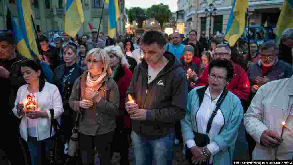 Загалом людей було менше, ніж на проросійському мітингу, що відбувався цього ж дня на Куликовому полі