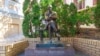 Statuia scriitorului Mihail Bulgakov de pe strada Andriivski Uzviz, în centrul istoric al capitalei ucrainene.