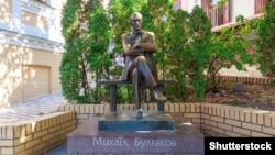 Statuia scriitorului Mihail Bulgakov de pe strada Andriivski Uzviz, în centrul istoric al capitalei ucrainene.