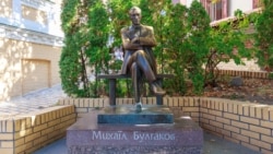 Памятник Михаилу Булгакову в Киеве, 2015 год