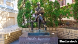 Памятник Михаилу Булгакову в Киеве, 2015 год