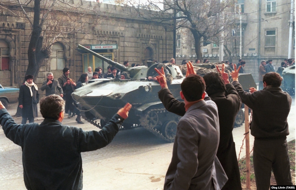 Warga Baku melambai ke tank Soviet memasuki kota mereka. Lebih dari 26.000 tentara Soviet menyerbu ibu kota Republik Sosialis Soviet Azerbaijan pada malam 19 Januari 1990.
