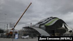 EXPO көрмесі біткен соң жұмысшылар амфитеатрды бұзып алып жатыр. Астана, 13 қыркүйек 2017 жыл.