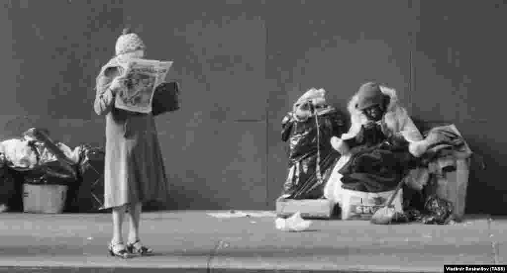 Homelessness captured on the streets of New York in 1981. While visits from American photojournalists to the Soviet Union tended to be tightly controlled, Soviet photographers were largely free to roam U.S. streets. 
