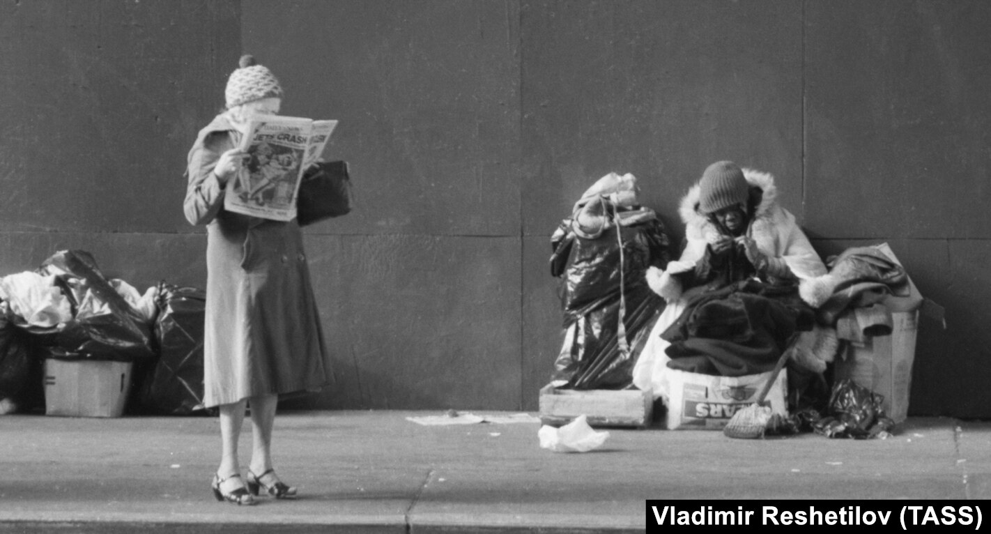 1981 年在紐約街頭拍攝的無家可歸者。雖然美國攝影記者對蘇聯的訪問往往受到嚴格控制，但蘇聯攝影師基本上可以自由地在美國街頭漫步。  