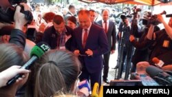 Igor Dodon semnînd în favoarea demiterii lui Dorin Chitoacă prin referendum