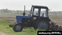 Қанат Аяпбергеновтің жер жыртқан тракторы. Павлодар облысы, 20 мамыр 2016 жыл.