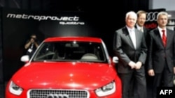 Фердинанд Пих (чапда) Audi AG ширкати раиси Руперт Стадлер билан. 2007 йил.