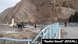 Тожик-қирғиз чегараси январ ойида икки томон ўртасида отишма рўй берганидан бери ёпиқ қолмоқда.