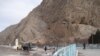 Кыргызстан открыл некоторые пропускные пункты на границе