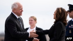 Nënpresidentja amerikane, Kamala Harris, duke takuar guvernatorin e Minesotas, Tim Walz, tashmë të përzgjedhur si kandidat për nënpresident në zgjedhjet presidenciale. Fotografi nga arkivi.
