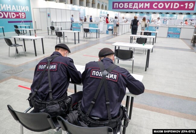 Ruski policajci popunjavaju dokumente za primanje vakcine Sputnik V protiv bolesti COVID-19 u Moskvi, Rusija, 15. jula 2021.