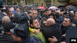 В бывшей партии власти говорят, что вчерашнее противостояние у столичной мэрии произошло по вине полиции