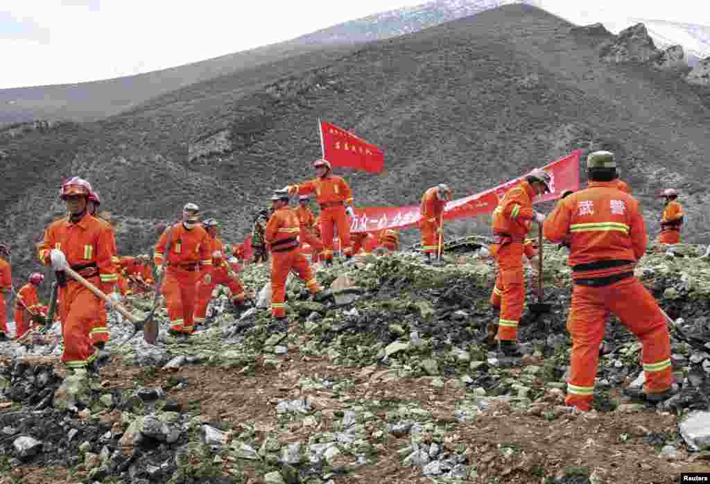 Echipe de salvatori chinezi &icirc;n căutarea supravieţuitorilor unei alunecări de teren de amploare, &icirc;ntr-o zonă minieră din Maizhokunggar, Tibet, 2 aprilie 2013. Potrivit presei de stat din China, alunecarea a făcut cel puţin 59 de morţi şi sub moloz s-ar mai putea afla alţi 24 de mineri.