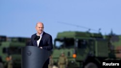 Kancelari gjerman, Olaf Scholz, flet në një bazë ushtarake afër qytezës veriore Todendorf, ku sistemi i parë kundërajror me rreze të mesme veprimi i Gjermanisë, IRIS-T SLM, u vu në funksion, 4 shtator 2024.