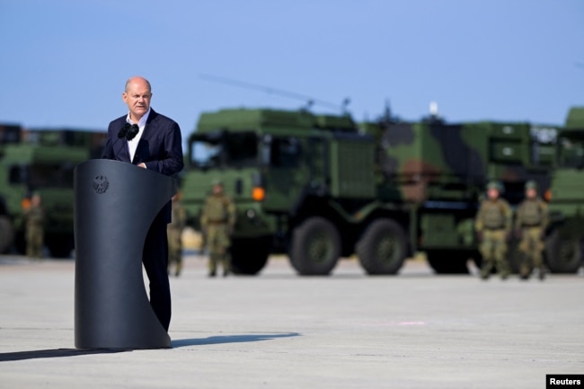 Kancelari i AHU-së, Olaf Scholz, flet gjatë vënies në punë të sistemit të mbrojtjes ajrore IRIS-T SLM në bazën Bundeswehr në Todendorf, Gjermani, më 4 shtator 2024.