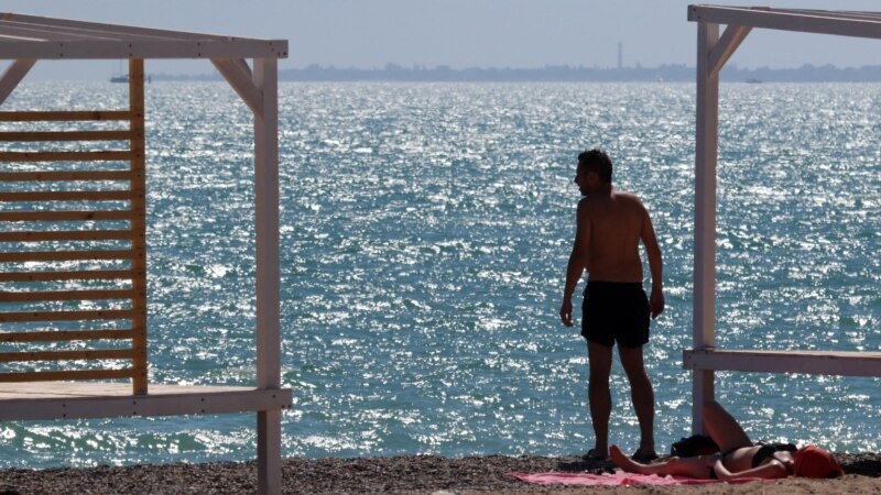Отдыхающий на пляже в Евпатории | Крымское фото дня