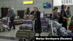 "Türkmenhowaýollary" elsüpürgüç gaçakçylygynyň arasynda deportasiýa edilen migrantlary getirýär