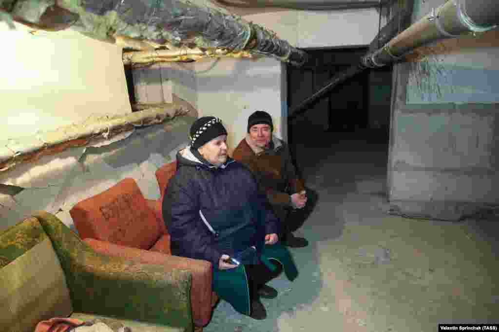 Ресейшіл сепаратистер бақылауындағы Донецкінің Петров ауданында бомбадан жасырынатын жерде отырған адамдар. 24 наурыз 2021 жыл.