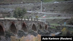 در جنگ سال گذشته در قره‌باغ بخشی از اراضی آن ازجمله مناطقی که راه تبریز به ایروان از آن عبور می‌کرد به تصرف آذربایجان درآمد (عکس پل مرزی خداآفرین، آذرماه ۹۹)