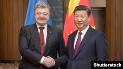 Президент України Петро Порошенко та голова КНР Сі Цзіньпін на Всесвітньому економічному форумі в Давосі, 17 січня 2017 року