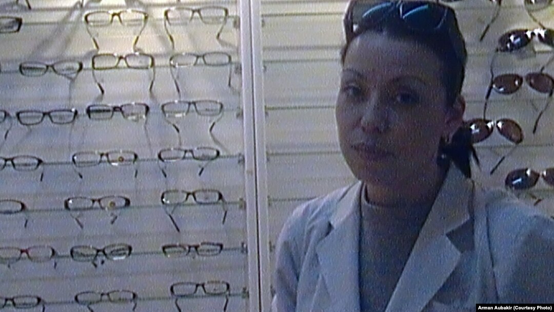 Көзілдірікті көзілдірікті аққұбалар