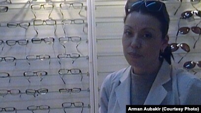 Әкесінің иығын көрген қыздың бейнесін қараңыз.