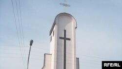 Крест над римско-католическим костелом в Алматы. 
