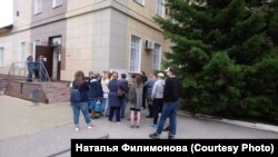 Родственники у здания новосибирского СИЗО 
