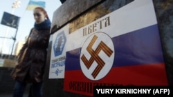 Плакат с надписью «Цвета оккупантов», размещенный на Майдане Независимости в Киеве, март 2014 года