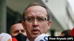 Прем’єр-міністр Авдулла Хоті зазначив, що скасування санкцій – тимчасове, і у відповідь Приштина очікує припинення сербської кампанії за невизнання незалежності Косова