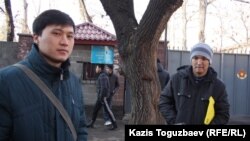 Признанные негодными к воинской службе по состоянию здоровья Болатбек (слева) и Мадияр (справа) говорят, что хотели бы служить в армии. Алматы, 3 декабря 2013 года. 