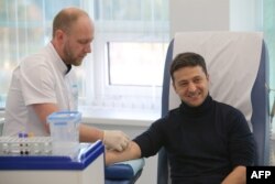 Zelenski făcând un test de sânge în perspectiva dezbaterii cu Poroșenko