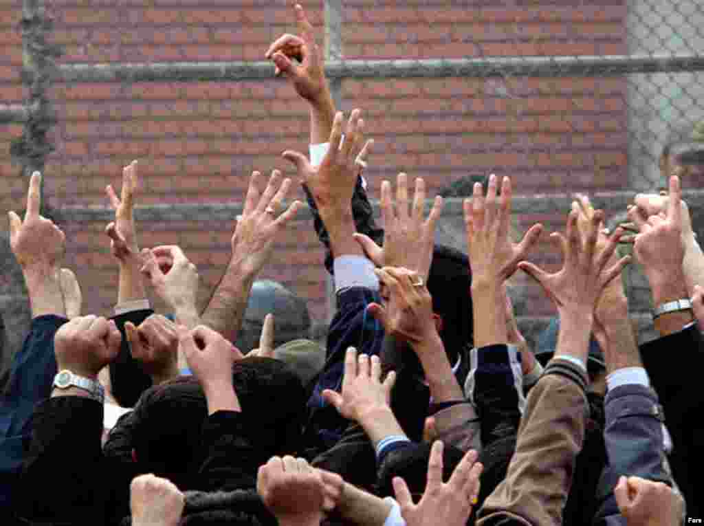 Iran,Hundreds of Iranian students crowded outside the British Embassy in Tehran, 04/01/2007