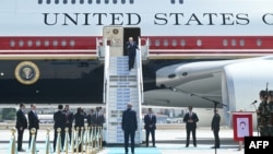 Turski predsednik Redžep Tajip Erdogan (u sredini, dole) dočekuje američkog predsednika Donalda Trampa po dolasku u vazduhoplovnu bazu blizu Ankare, 7. jul 2026.
