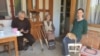 Dragana Jarić, koja je sa bakom i stricem '95. izbegla iz Hrvatske, ispred kuće u selu kod Mladenovca u Srbiji, maj 2021.