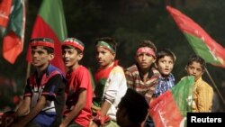 په لاهور کې د تحریک انصاف انتخاباتي جلسه کې ماشومانو د ګوند بیرغونه نیولي - پخوانی انځور.