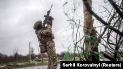Український військовий збиває дрон у Дружківці на Донеччині, фото ілюстративне