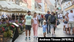 Brașov, oameni la plimbare, imagine generică.